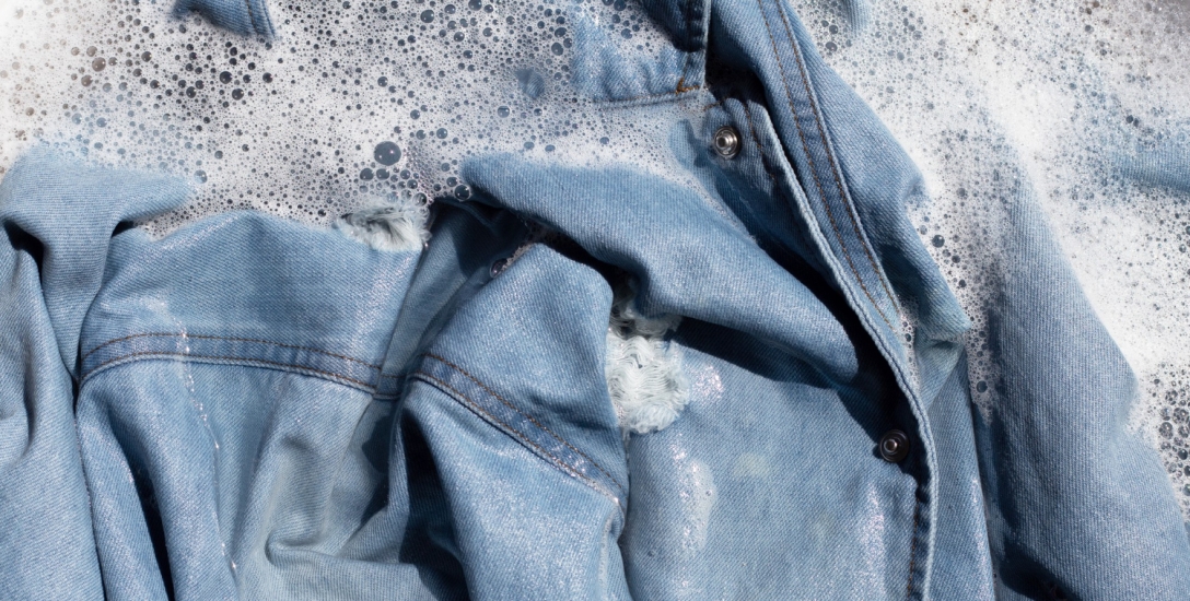 12 วิธีซักกางเกงยีนส์ ช่วยให้สีสดใหม่ ไม่ซีด สะอาดไม่เสียทรง แน่นอน!
